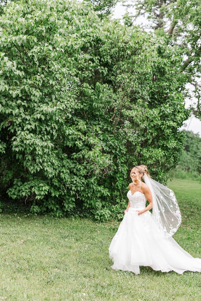 Natural and joyful wedding photography at Blue Sky Barn