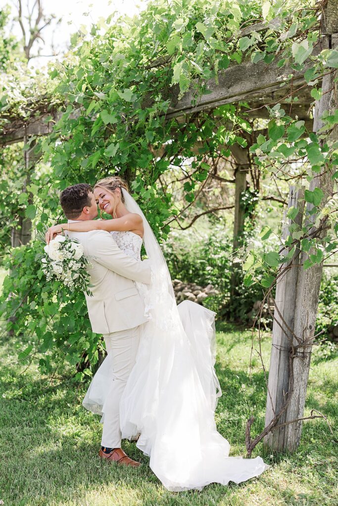 Natural and joyful wedding photography at Blue Sky Barn