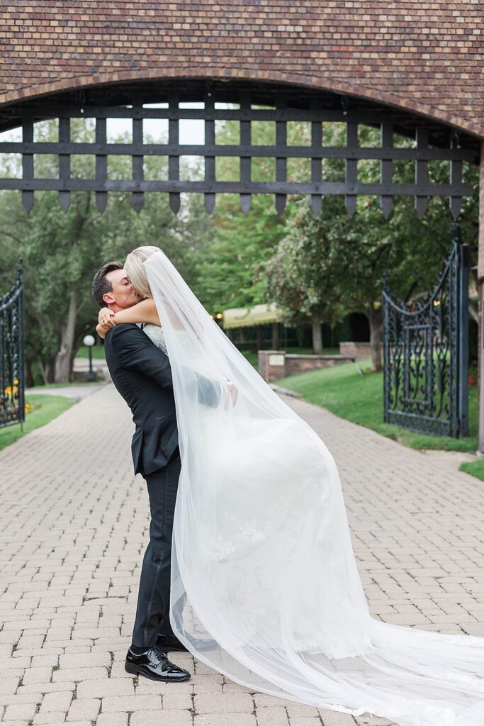 Timeless wedding photography at Indianwood Country Club