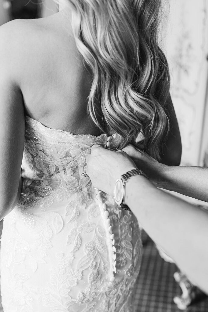 Emotional moments captured during an Indianwood Country Club wedding