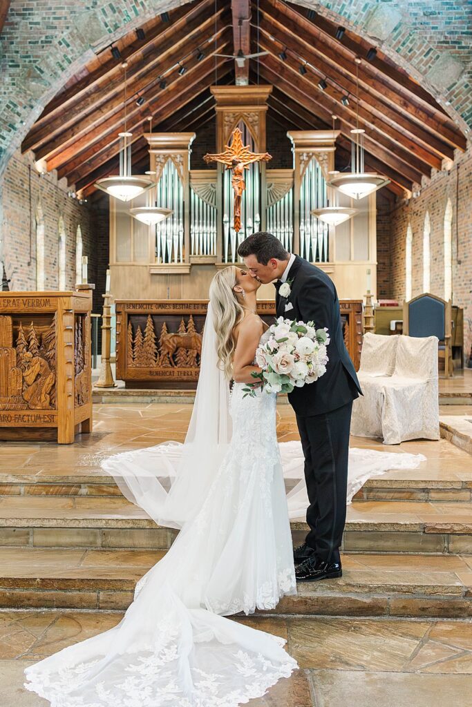 Timeless wedding photography at Indianwood Country Club