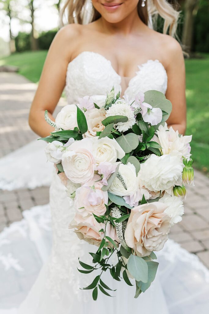 Timeless wedding photography at Indianwood Country Club